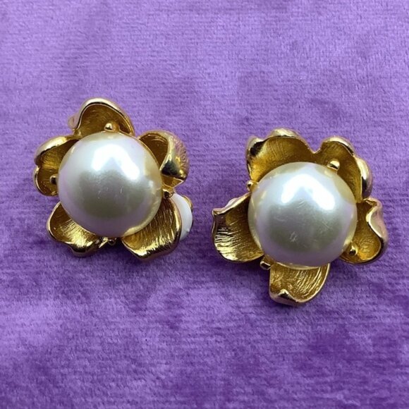 Vintage Ivana Pearl clip Earrings - Picture 1 of 3